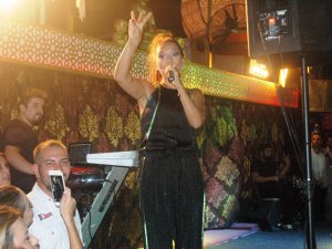 Demet Akalın Tatilcileri Coşturdu