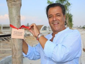 Fransız Şarkıcı Chico, İlk Ağacını EXPO’ya Dikti