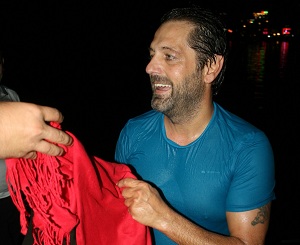 Hayranları Tarafından Denize Atıldı