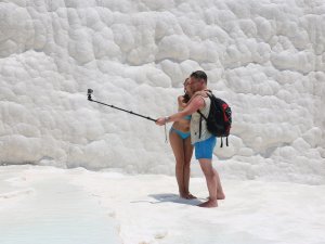 Pamukkale’ye Turist Akını Devam Ediyor