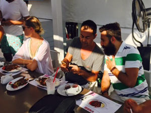 Serdar Ortaç Eşine Bodrum’da İş Buldu