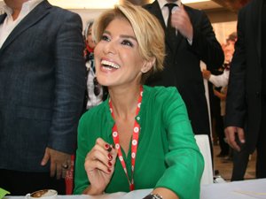 Afyonkarahisar’da Gülben Ergen’e Yoğun İlgi