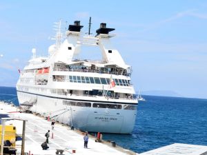 Sezonun İlk Kruvaziyer Gemisi Çeşme’ye Yanaştı