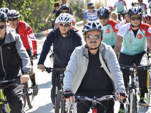 Bakan Müezzinoğlu, Sağlıklı Yaşam İçin Eymir Gölünde Pedal Çevirdi