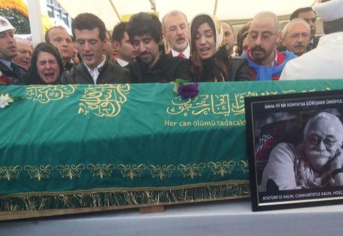 Levent Kırca Alkışlar Eşliğinde Son Yolculuğuna Uğurlandı