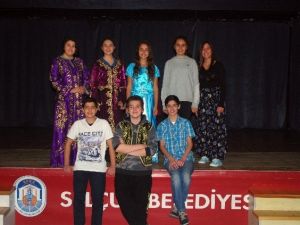 “Öksüz Kız” Sahneye Çıkıyor