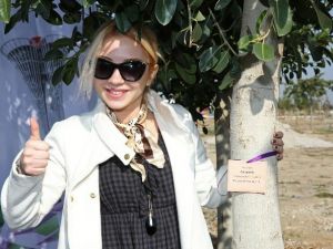 Pop Müziği Sanatçısı ECE Seçkin, EXPO 2016 Antaya’ya Ağaç Dikti