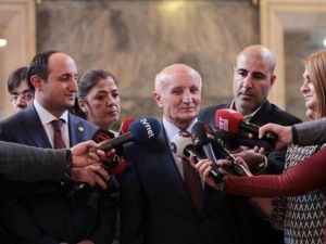 Eski Milletvekili Karayel, Vekil Seçilen Oğlunun Rozetini Taktı