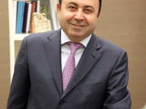 Sarkık Göz Kapağı Yaşlı Gösteriyor