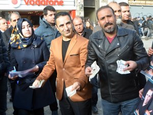 Albüm Çıkaran Şarkıcı Dolar Dağıttı