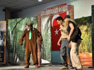 Milas’ta ’Ayı Yogi’ Oyunu Miniklerle Buluştu