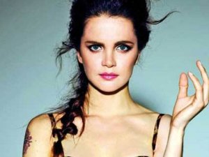 Tuğçe Kazaz Canlı Yayında Spikeri Azarladı