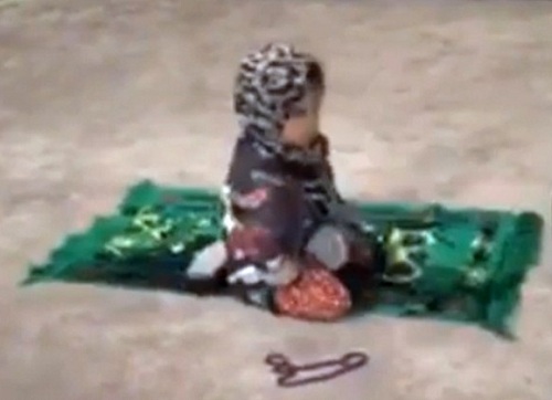 Demet Akalın’ın 2 Yaşındaki Kızı Namaz Kıldı