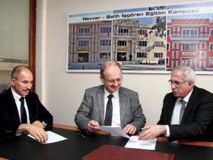 İşgören Vakfı İkçü Öğrencilerine Burs Veriyor