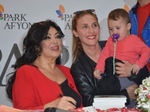 Türkan Şoray Canlı Söyledi, Hayranları Tempo Tuttu