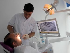 “Bonding Uygulaması İle 15 Dakikada Gülüş Tasarımı”