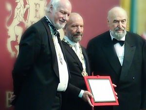 Ydü Kurucu Rektörü Dr. Suat İ. Günsel’e Queen Victoria Nişanı Verildi