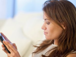 Uzun Süre Telefonla İlgilenmek Boyun Düzleşmesini Tetikliyor
