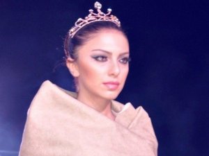 Ünlü Manken Tuğçe Aral Çatıda Defileye Çıktı