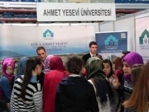 Ahmet Yesevi Üniversitesi, Sakarya’da Eğitim Fuarına Katıldı