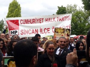 Deniz Gezmiş Ve Arkadaşları Karşıyaka Mezarlığı’nda Anıldı