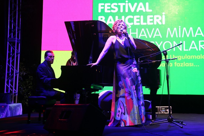 Ortaköy Yetimhanesinde Zuhal Olcay Konseri