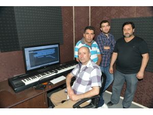 Baba Çalıyor Oğul Söylüyor