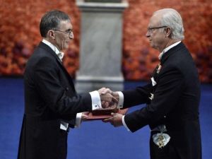 Prof. Dr. Aziz Sancar Nobel Madalyası Ve Sertifikasını Üniversitesine Bağışlıyor
