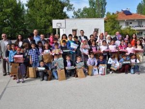 Afyonkarahisar’da “Mini Mini Bir Kuş Donmuştu, Pencereme Konmuştu”