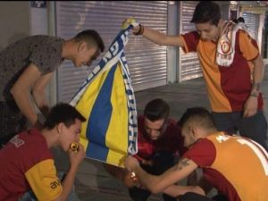Şampiyonluğun Ardından Fenerbahçe Bayrağını Yakmaya Kalkıştılar