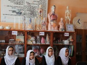 Kabil’de 6 Bin Kız Öğrencinin Okuduğu Okula Bilgisayar Ve Fen Laboratuvarı