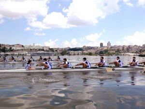 Haliç’e Kürekler İndi, Üniversite Ve Kulüpler Kıyasıya Yarıştı