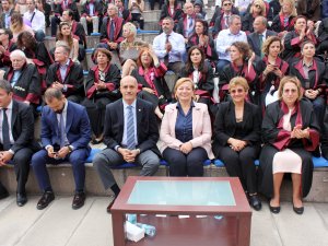 Maltepe Üniversitesi’nde Yağmur Altında Mezuniyet Coşkusu