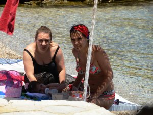 Demet Akalın, Kızı Hira İle Halk Plajında