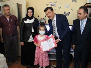 Evde Eğitim Gören Öğrencinin Karne Sevinci