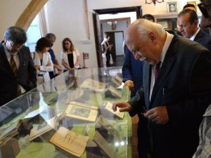 Nabi Avcı, KAÜ Osmanlı Kütüphanesini Ziyaret Etti