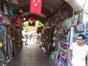 Kuşadası’nda Esnaf Zor Günler Geçiriyor