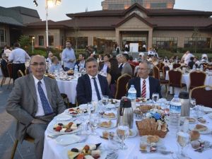 İftar Sofrasında Bi’aradalar