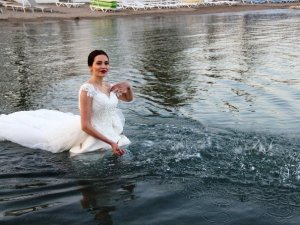 Denize Gelinlikle Girdi