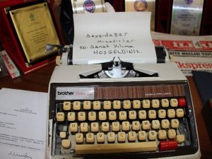 Evinin Salonunu Sergi Salonuna Çevirdi