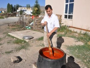 Her Yıl 1,5 Ton Organik Domates Sosu Hazırlayıp Müşterilerine Ücretsiz İkram Ediyor