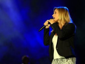 Lara Fabian Önce Ağaç Dikti, Sonra Sesiyle Büyüledi