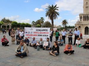Konak Meydanı’nda Bağdaş Kurup Kitap Okudular