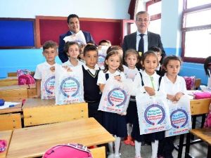Pursaklar Belediyesi 26 Bin Öğrenciye Kırtasiye Paketi Dağıttı