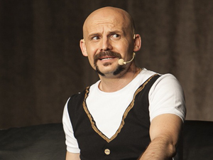 Ezan Okununca Şovunu Yarıda Kesti