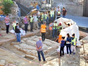 Temel Kazısında 2 Bin 400 Yıllık Oda Mezar Bulundu