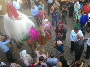Mühendis Gelin Lüks Otomobili Bırakıp Deveye Bindi