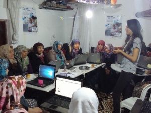 Köylü Kadınlara Bilgisayar Öğreniyor