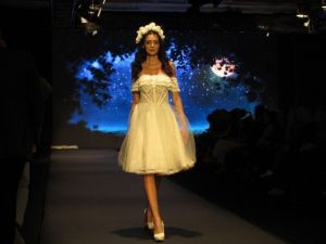 Çeşme’de Siyah Gelinlikle Çocuk Gelinlere Dikkat Çekildi