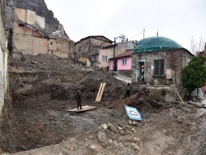 Türbe Restorasyonuna Başka Bir Mezar Bulununca Ara Verildi